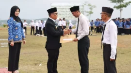 Wagub Nyanyang Haris Pratamura didampingi Kepala BKD Kepri Yeny Trisia Isabella menyerahkan SK kepada perwakilan PPPK Paruh Waktu yang disejalankan dalam peringatan Hari Pahlawan di Kantor Gubernur, Dompak, Tanjungpinang. Foto: INIKEPRI.COM/KepriProv 