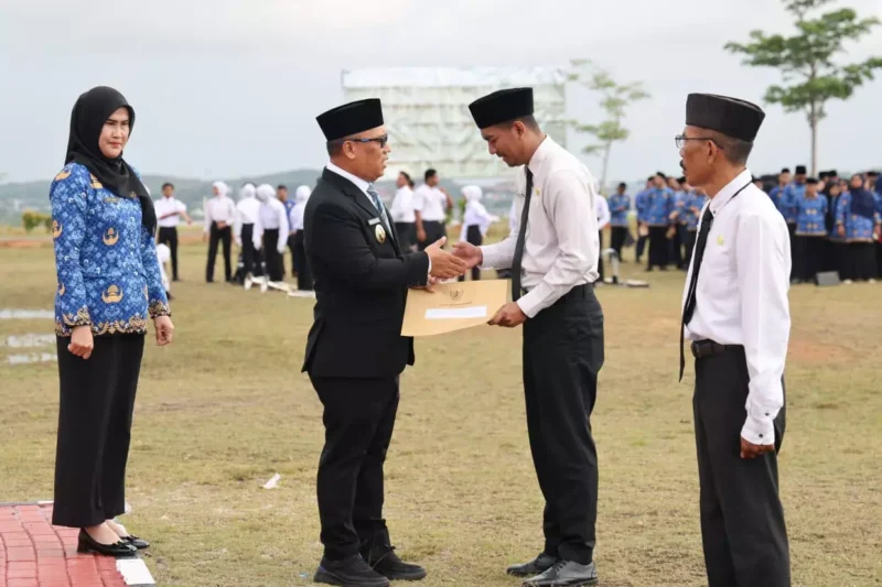 Wagub Nyanyang Haris Pratamura didampingi Kepala BKD Kepri Yeny Trisia Isabella menyerahkan SK kepada perwakilan PPPK Paruh Waktu yang disejalankan dalam peringatan Hari Pahlawan di Kantor Gubernur, Dompak, Tanjungpinang. Foto: INIKEPRI.COM/KepriProv