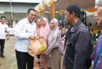 Gubernur Ansar Ahmad menyerahkan bantuan paket sembako tahap II kepada warga Kota Tanjungpinang, Rabu (19/11/2025). Sebanyak 2 ribu paket sembako diserahkan secara simbolis di Lapangan Voli, Tanjungunggat. Foto: INIKEPRI.COM/KepriProv 