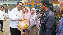 Gubernur Ansar Ahmad menyerahkan bantuan paket sembako tahap II kepada warga Kota Tanjungpinang, Rabu (19/11/2025). Sebanyak 2 ribu paket sembako diserahkan secara simbolis di Lapangan Voli, Tanjungunggat. Foto: INIKEPRI.COM/KepriProv 