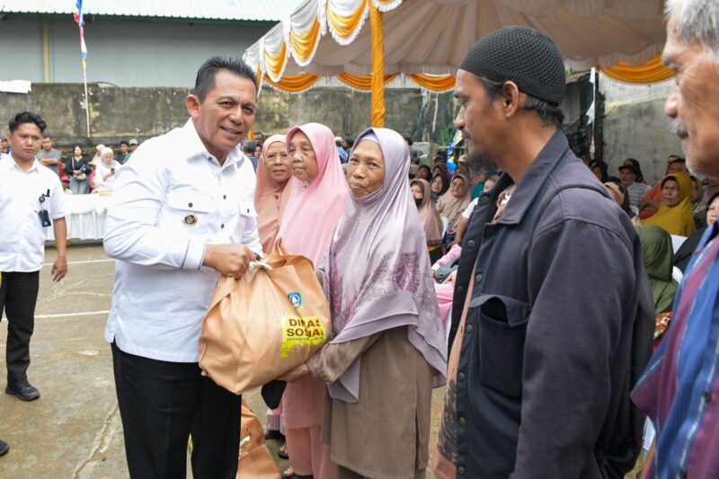 Gubernur Ansar Ahmad menyerahkan bantuan paket sembako tahap II kepada warga Kota Tanjungpinang, Rabu (19/11/2025). Sebanyak 2 ribu paket sembako diserahkan secara simbolis di Lapangan Voli, Tanjungunggat. Foto: INIKEPRI.COM/KepriProv
