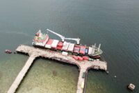 Aktivitas bongkar muat di dermaga Pelabuhan Selat Lampa, Kabupaten Natuna. Kepala Perwakilan BI Kepri, Ronny Widijarto menyampaikan bahwa capaian ekonomi Kepulauan Riau sepanjang tahun 2025 menunjukkan makro yang kuat. Foto: INIKEPRI.COM/KepriProv