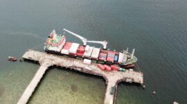 Aktivitas bongkar muat di dermaga Pelabuhan Selat Lampa, Kabupaten Natuna. Kepala Perwakilan BI Kepri, Ronny Widijarto menyampaikan bahwa capaian ekonomi Kepulauan Riau sepanjang tahun 2025 menunjukkan makro yang kuat. Foto: INIKEPRI.COM/KepriProv 