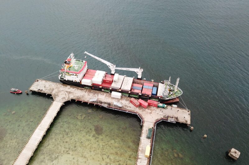 Aktivitas bongkar muat di dermaga Pelabuhan Selat Lampa, Kabupaten Natuna. Kepala Perwakilan BI Kepri, Ronny Widijarto menyampaikan bahwa capaian ekonomi Kepulauan Riau sepanjang tahun 2025 menunjukkan makro yang kuat. Foto: INIKEPRI.COM/KepriProv 
