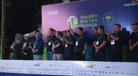 Gubernur Kepulauan Riau Ansar Ahmad melepas secara resmi ribuan peserta Mandiri Bintan Marathon 2025 di kawasan wisata Lagoi Bay, Bintan, Minggu (9/11/2025). Foto: INIKEPRI.COM/KepriProv 