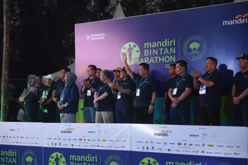 Gubernur Kepulauan Riau Ansar Ahmad melepas secara resmi ribuan peserta Mandiri Bintan Marathon 2025 di kawasan wisata Lagoi Bay, Bintan, Minggu (9/11/2025). Foto: INIKEPRI.COM/KepriProv 