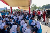 Wagub Kepri, Nyanyang Haris Pratamura menyapa peserta Gebyar Pelajar Pansaila 2025 digelar di Dataran Tugu Sirih, Gurindam 12, Tanjungpinang, Sabtu (1/11/2025). Foto: INIKEPRI.COM/KepriProv 