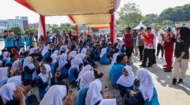 Wagub Kepri, Nyanyang Haris Pratamura menyapa peserta Gebyar Pelajar Pansaila 2025 digelar di Dataran Tugu Sirih, Gurindam 12, Tanjungpinang, Sabtu (1/11/2025). Foto: INIKEPRI.COM/KepriProv 