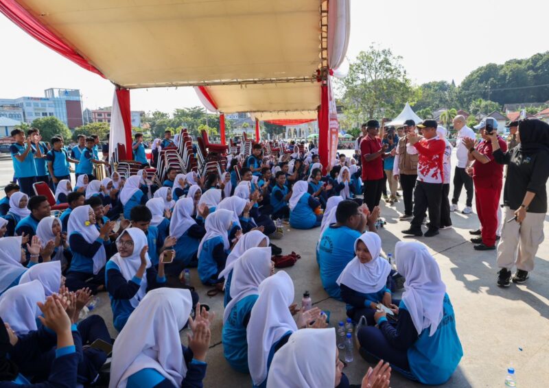 Wagub Kepri, Nyanyang Haris Pratamura menyapa peserta Gebyar Pelajar Pansaila 2025 digelar di Dataran Tugu Sirih, Gurindam 12, Tanjungpinang, Sabtu (1/11/2025). Foto: INIKEPRI.COM/KepriProv 