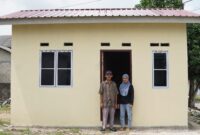 Emat, 77 tahun, bersama putrinya di depan rumah yang dibangun Pemerintah Provinsi Kepri melalui Dinas Perkim di Toapaya Selatan, Kecamatan Toapaya, Kabupaten Bintan. Foto: INIKEPRI.COM/KepriProv 