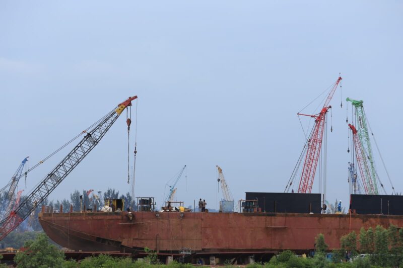 Industri galangan kapal di kawasan Sekupang, Batam. BPS mencatat perekonomian Triwulan III 2025 Kepri tumbuh 7,48 persen, menempatkan Kepri tertinggi di Sumatera dan ketiga nasional. Foto: INIKEPRI.COM/KepriProv 