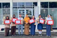 Raihana dari SMA Negeri 4 Tanjungpinang dan Charissa Sophia dari SMP Negeri 1 Tanjungpinang keluar sebagai juara Lomba Resensi Buku tingkat SLTA dan SLTP yang digelar Dinas Perpustakaan dan Kearsipan (DPK) Kota Tanjungpinang. Foto: INIKEPRI.COM