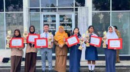 Raihana dari SMA Negeri 4 Tanjungpinang dan Charissa Sophia dari SMP Negeri 1 Tanjungpinang keluar sebagai juara Lomba Resensi Buku tingkat SLTA dan SLTP yang digelar Dinas Perpustakaan dan Kearsipan (DPK) Kota Tanjungpinang. Foto: INIKEPRI.COM