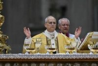 Paus Leo XIV mengadakan misa Natal pertamanya sebagai pemimpin tertinggi umat Katolik pada Rabu (24/12/2025) malam waktu Vatikan. Foto: AFP