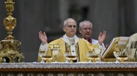 Paus Leo XIV mengadakan misa Natal pertamanya sebagai pemimpin tertinggi umat Katolik pada Rabu (24/12/2025) malam waktu Vatikan. Foto: AFP