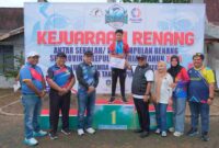 Wali Kota Tanjungpinang, Lis Darmansyah memberikan apresiasi kepada para atlet yang menorehkan prestasi dalam Kejuaraan Renang Antar Pelajar dan Perkumpulan Renang Se-Provinsi Kepulauan Riau 2025, yang digelar di Kolam Renang Dendang Ria, Jalan Ir. Sutami Suka Berenang, Minggu (14/12). Foto: INIKEPRI.COM