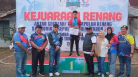 Wali Kota Tanjungpinang, Lis Darmansyah memberikan apresiasi kepada para atlet yang menorehkan prestasi dalam Kejuaraan Renang Antar Pelajar dan Perkumpulan Renang Se-Provinsi Kepulauan Riau 2025, yang digelar di Kolam Renang Dendang Ria, Jalan Ir. Sutami Suka Berenang, Minggu (14/12). Foto: INIKEPRI.COM