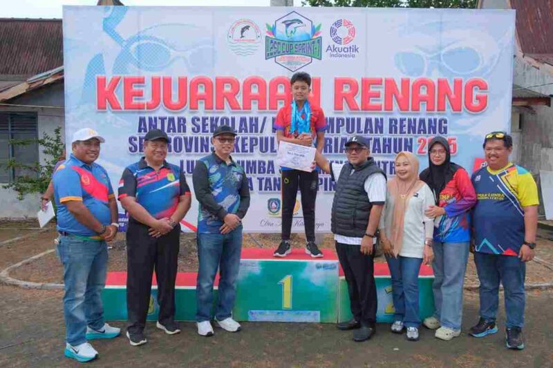 Wali Kota Tanjungpinang, Lis Darmansyah memberikan apresiasi kepada para atlet yang menorehkan prestasi dalam Kejuaraan Renang Antar Pelajar dan Perkumpulan Renang Se-Provinsi Kepulauan Riau 2025, yang digelar di Kolam Renang Dendang Ria, Jalan Ir. Sutami Suka Berenang, Minggu (14/12). Foto: INIKEPRI.COM