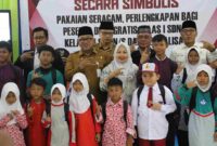 Wali Kota Tanjungpinang Lis Darmansyah di SMP Negeri 8 Tanjungpinang menyerahkan bantuan seragam dan perlengkapan sekolah. Foto: INIKEPRI.COM