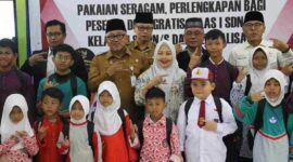 Wali Kota Tanjungpinang Lis Darmansyah di SMP Negeri 8 Tanjungpinang menyerahkan bantuan seragam dan perlengkapan sekolah. Foto: INIKEPRI.COM