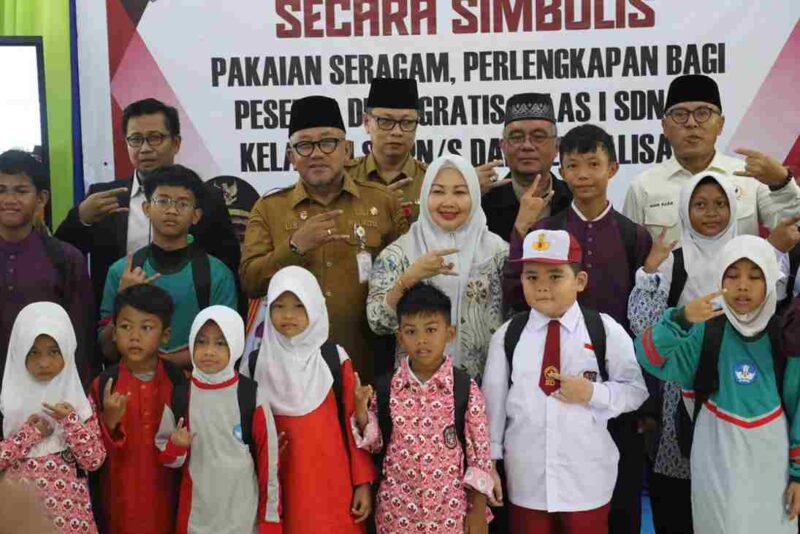 Wali Kota Tanjungpinang Lis Darmansyah di SMP Negeri 8 Tanjungpinang menyerahkan bantuan seragam dan perlengkapan sekolah. Foto: INIKEPRI.COM