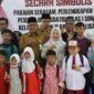 Wali Kota Tanjungpinang Lis Darmansyah di SMP Negeri 8 Tanjungpinang menyerahkan bantuan seragam dan perlengkapan sekolah. Foto: INIKEPRI.COM