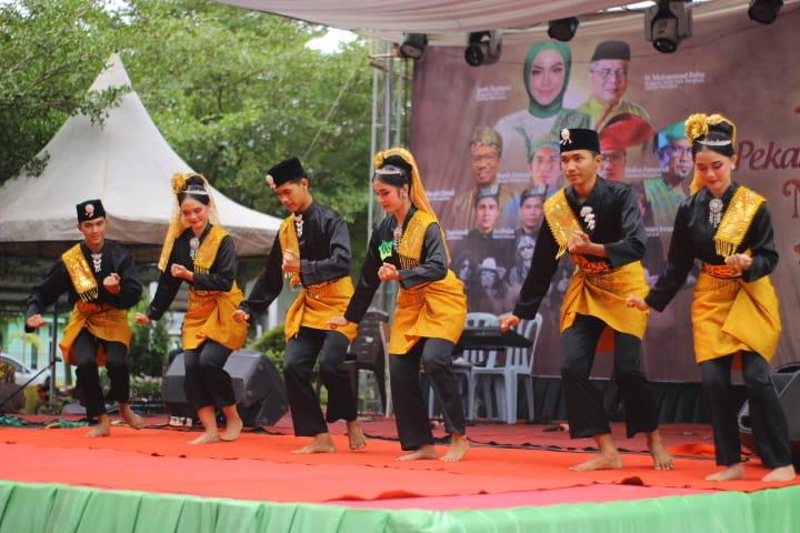 Penampilan Festival Zapin Tradisional menjadi salah satu suguhan utama pada Pekan Seni Budaya Negeri Laksamana Jilid III Tahun 2025 di Kecamatan Bukit Batu, Kabupaten Bengkalis. Gerak tari yang kompak dengan balutan busana khas Melayu memancarkan kekayaan tradisi serta semangat pelestarian budaya yang terus dirawat dan diwariskan kepada generasi muda. Foto: Istimewa 