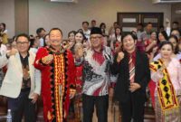 Wali Kota Tanjungpinang, Lis Darmansyah menghadiri acara perayaan Natal, syukuran  dan hiburan bersama DPC Himpunan Masyarakat Nias (HIMNI) kota Tanjungpinang. Acara digelar di Hotel Plaza Tanjungpinang, Sabtu (20/12/2025) malam. Foto: INIKEPRI.COM