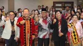 Wali Kota Tanjungpinang, Lis Darmansyah menghadiri acara perayaan Natal, syukuran  dan hiburan bersama DPC Himpunan Masyarakat Nias (HIMNI) kota Tanjungpinang. Acara digelar di Hotel Plaza Tanjungpinang, Sabtu (20/12/2025) malam. Foto: INIKEPRI.COM