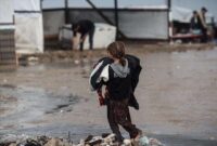 Seorang anak Palestina berdiri setelah diguyur hujan deras. Foto: X/Eye in Palestine