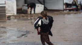 Seorang anak Palestina berdiri setelah diguyur hujan deras. Foto: X/Eye in Palestine