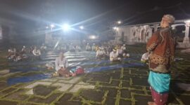 Staf Penyelenggara Hindu Kantor Kementerian Agama Kota Batam, Gede Somanita, kembali hadir memberikan Dharma Wacana dalam persembahyangan Purnama Sasih Kanem (Kalender Bali) di Pura Agung Amerta Bhuana, Kamis, 4 Desember 2025. Foto: INIKEPRI.COM