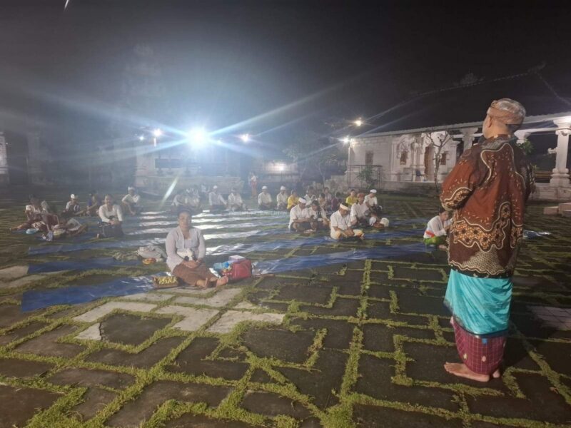 Staf Penyelenggara Hindu Kantor Kementerian Agama Kota Batam, Gede Somanita, kembali hadir memberikan Dharma Wacana dalam persembahyangan Purnama Sasih Kanem (Kalender Bali) di Pura Agung Amerta Bhuana, Kamis, 4 Desember 2025. Foto: INIKEPRI.COM