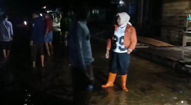 Camat Bunguran Batubi, Erlina, turun langsung meninjau permukiman warga pada Minggu (7/12/2024) malam. Foto: INIKEPRI.COM/Erlina