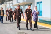 Bupati Natuna Cen Sui Lan menyambut langsung kunjungan kerja Kepala Kejaksaan Tinggi (Kajati) Provinsi Kepulauan Riau J. Devy Sudarso di Kabupaten Natuna, Jumat (19/12/2025). Foto: INIKEPRI.COM
