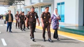Bupati Natuna Cen Sui Lan menyambut langsung kunjungan kerja Kepala Kejaksaan Tinggi (Kajati) Provinsi Kepulauan Riau J. Devy Sudarso di Kabupaten Natuna, Jumat (19/12/2025). Foto: INIKEPRI.COM