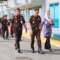 Bupati Natuna Cen Sui Lan menyambut langsung kunjungan kerja Kepala Kejaksaan Tinggi (Kajati) Provinsi Kepulauan Riau J. Devy Sudarso di Kabupaten Natuna, Jumat (19/12/2025). Foto: INIKEPRI.COM