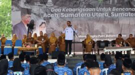 Wali Kota Batam Amsakar Achmad resmi menyerahkan Surat Keputusan (SK) kepada 593 Pegawai Pemerintah dengan Perjanjian Kerja (PPPK) Paruh Waktu dalam apel di Dataran Engku Putri, Senin (8/12/2025). Foto: INIKEPRI.COM