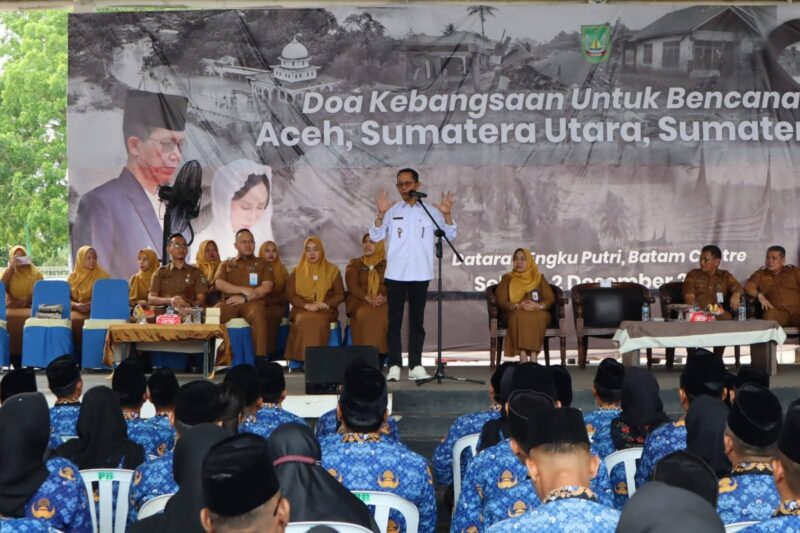 Wali Kota Batam Amsakar Achmad resmi menyerahkan Surat Keputusan (SK) kepada 593 Pegawai Pemerintah dengan Perjanjian Kerja (PPPK) Paruh Waktu dalam apel di Dataran Engku Putri, Senin (8/12/2025). Foto: INIKEPRI.COM