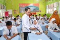 Wali Kota Batam, Amsakar Achmad, meninjau pelaksanaan perdana Sumatif Akhir Semester (SAS) Online Tahun 2025 di SMP Negeri 12 Batam, Senin (8/12/2025). Foto: INIKEPRI.COM/Media Center Batam 