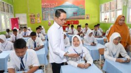 Wali Kota Batam, Amsakar Achmad, meninjau pelaksanaan perdana Sumatif Akhir Semester (SAS) Online Tahun 2025 di SMP Negeri 12 Batam, Senin (8/12/2025). Foto: INIKEPRI.COM/Media Center Batam 