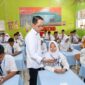 Wali Kota Batam, Amsakar Achmad, meninjau pelaksanaan perdana Sumatif Akhir Semester (SAS) Online Tahun 2025 di SMP Negeri 12 Batam, Senin (8/12/2025). Foto: INIKEPRI.COM/Media Center Batam 