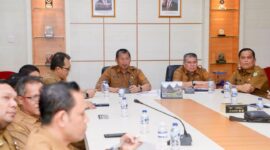 Sekretaris Daerah (Sekda) Kota Batam, Firmansyah, memimpin rapat koordinasi lanjutan untuk mematangkan persiapan peringatan HJB ke-196 di Kantor Wali Kota Batam, Senin (8/12/2025). Foto: INIKEPRI.COM/Media Center Batam 