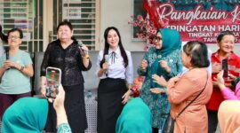 Peringatan Hari Ibu ke-97 di Kota Batam berlangsung penuh kehangatan. Wakil Wali Kota Batam, Li Claudia Chandra, bersama Ketua TP-PKK Kota Batam, Erlita Amsakar, mengunjungi sejumlah panti jompo pada Senin (8/12/2025). Foto: INIKEPRI.COM