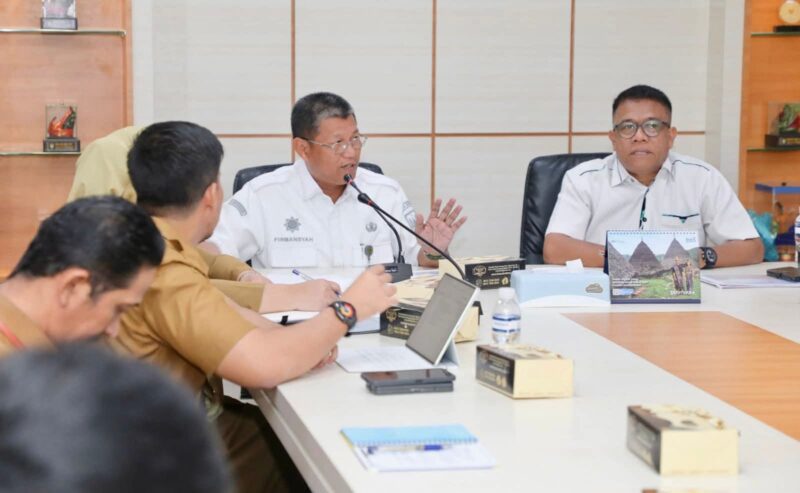 Sekda Kota Batam Firmansyah saat menerima paparan rencana investasi PT Vendoor Mebelia Indonesia, yang berminat mengembangkan kawasan budaya dan wisata di Jembatan I Barelang. Foto: INIKEPRI.COM/Media Center Batam 