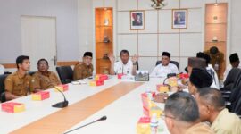 Sekretaris Daerah Kota Batam, Firmansyah, memimpin rapat koordinasi panitia di Kantor Wali Kota Batam. Foto: INIKEPRI.CO/Media Center Batam 