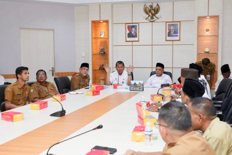 Sekretaris Daerah Kota Batam, Firmansyah, memimpin rapat koordinasi panitia di Kantor Wali Kota Batam. Foto: INIKEPRI.CO/Media Center Batam 