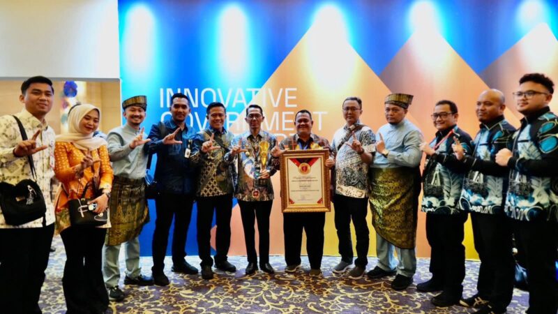 Kota Batam kembali membuktikan diri sebagai daerah berprestasi dengan meraih penghargaan Daerah Perbatasan Terinovatif pada ajang Innovative Government Award (IGA) 2025 yang digelar Kementerian Dalam Negeri. Penghargaan tersebut diterima langsung oleh Wali Kota Batam, Amsakar Achmad, di Jakarta, Rabu (10/12/2025). Foto: INIKEPRI.COM/Media Center Batam 