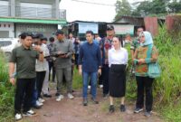 Wakil Wali Kota Batam, Li Claudia Chandra, kembali turun ke lapangan untuk meninjau pembangunan Tempat Penampungan Sementara (TPS) BIN Sampah Tertutup, Kamis (11/12/2025). Foto: INIKEPRI.COM