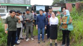Wakil Wali Kota Batam, Li Claudia Chandra, kembali turun ke lapangan untuk meninjau pembangunan Tempat Penampungan Sementara (TPS) BIN Sampah Tertutup, Kamis (11/12/2025). Foto: INIKEPRI.COM